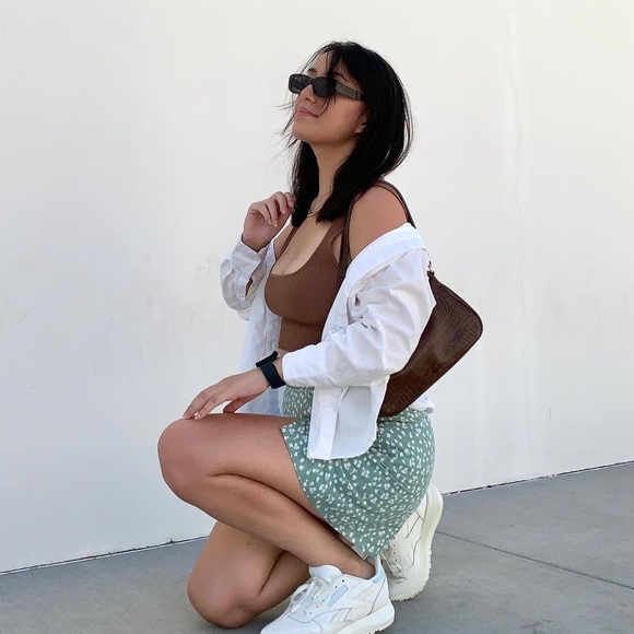 Glassons green sage white floral mini skirt with slit - Picture 3 of 9